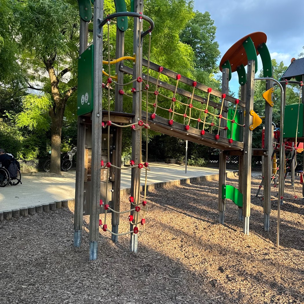 Aire de jeux pour enfants (2 à 10 ans) 2